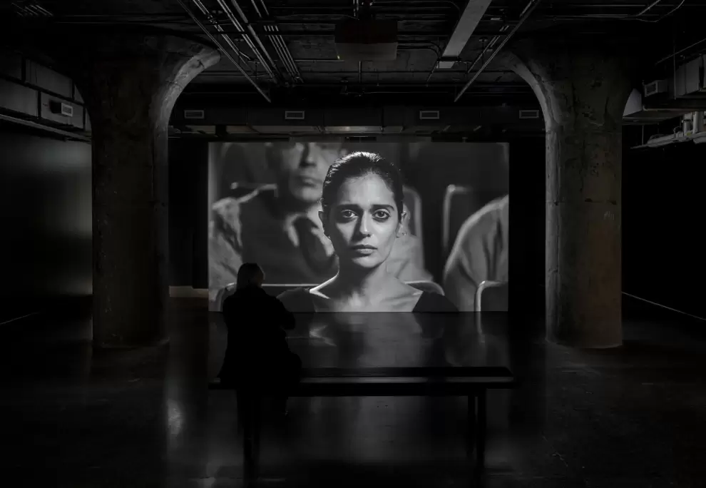 Shirin Neshat, "Roja", 2016. Vista de instalaci�n. (MoCa Toronto).