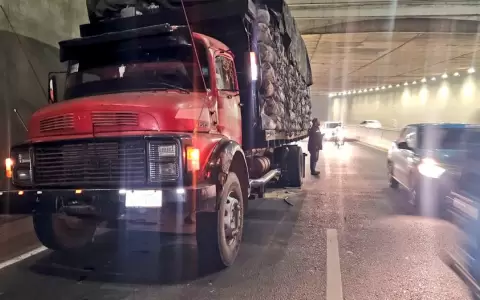 Cami�n varado en s�per viaducto semidei.