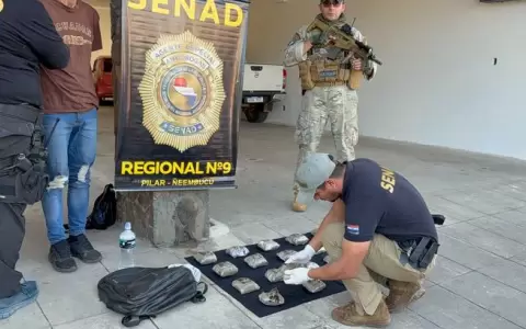 El detenido ten�a en una mochila 4,362 kilogramos de marihuana kief, una presentaci�n refinada.