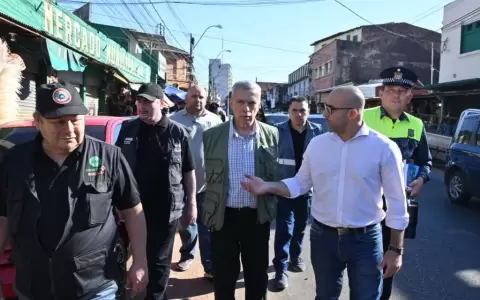 Alfredo V�zquez, director interino de la PMT, durante un recorrido por la zona del Mercado 4.