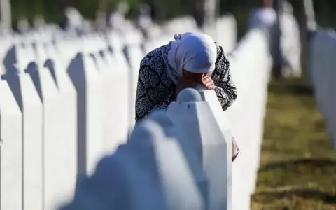 Una mujer bosnia musulmana ante las l�pidas de las v�ctimas del genocidio de Srebrenica.