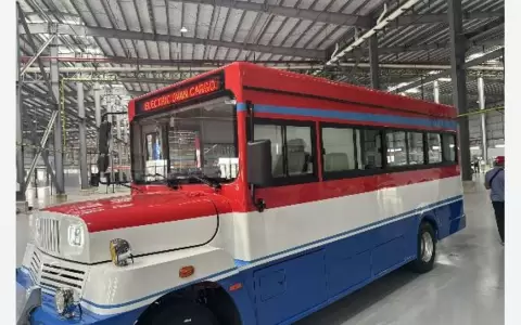Los e-jeepneys, modelo e-J01, cuentan con un dise�o inspirado en los ic�nicos jeepneys filipinos, con capacidad para 28 pasajeros.