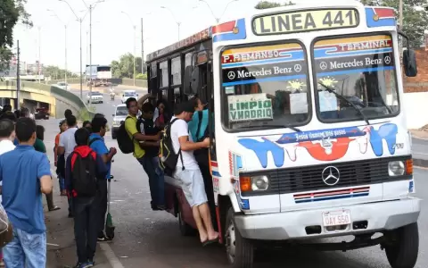 Gobierno va cumplir dos a�os de duraci�n y todav�a no present� un proyecto de reforma del deficiente servicio de buses.