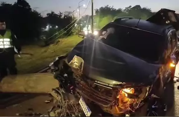 De esta forma termin� la lujosa camioneta conducido por un borracho.