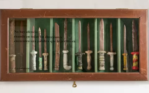 Osvaldo Salerno, "Sin t�tulo", 2019. Madera, polietileno, lana, vidrio, metal. 38 x 78 x 15 cm.