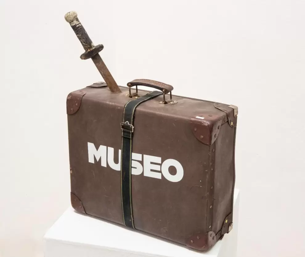Osvaldo Salerno, Cuerpo cinco, 2023. Cuero, polietileno, metales incautados en la c�rcel de Takumb�. 36 x 44 x 16 cm. Cortes�a