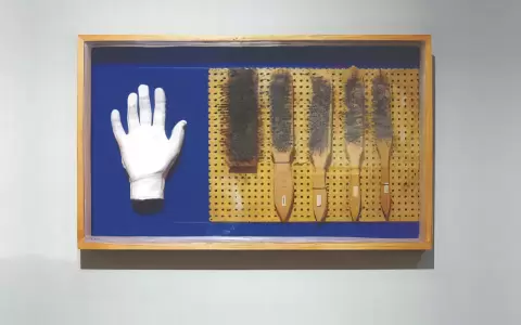 Osvaldo Salerno, "Sin t�tulo", 2003. Calco de yeso de la mano del autor, objetos met�licos, sellador de silicona, madrea, vidrio y pintura azul.