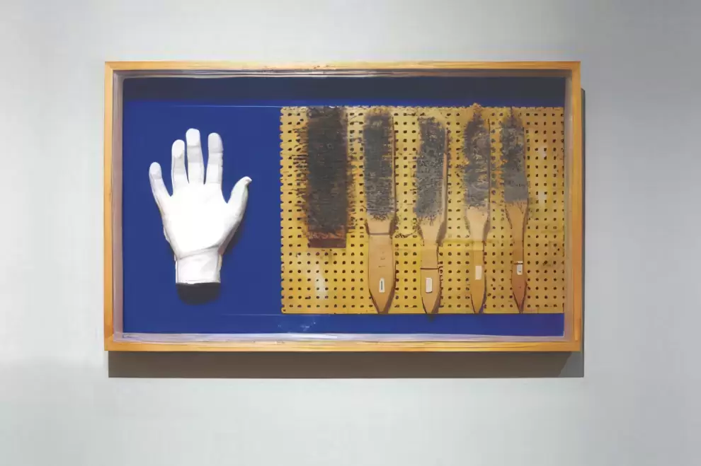 Osvaldo Salerno, "Sin título", 2003. Calco de yeso de la mano del autor, objetos metálicos, sellador de silicona, madrea, vidrio y pintura azul. 41 x