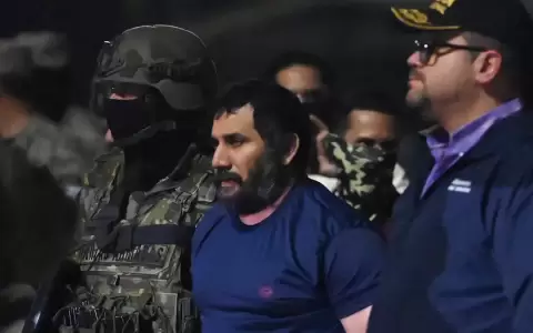 Jos� Adolfo Macias Villamar, al�as "Fito", al centro, cuando lleg� a Guayaquil escoltado por militares, tras ser recapturado.