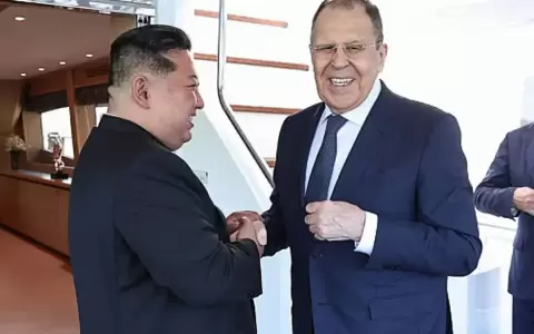 El l�der norcoreano Kim Jong-un junto al canciller ruso, Sergu�i Lavrov.