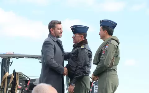 El vicepresidente Pedro Alliana, pasa la mano al general Fullaondo en una jornada de Gobierno.