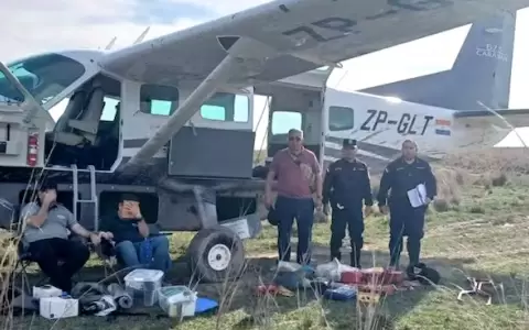 Los pilotos est�n detenidos y estar�an abriendo la caja fuerte que transportaban.