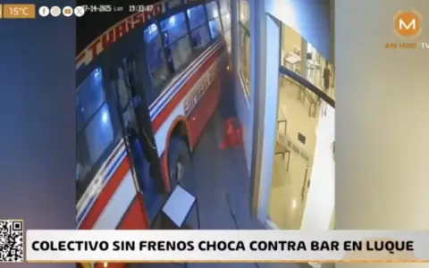 Momento del impacto del bus en un local de comida.