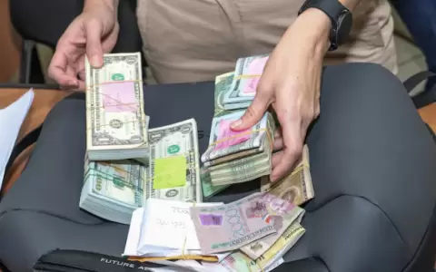 Parte del dinero incautado en los procedimientos de esta ma�ana.