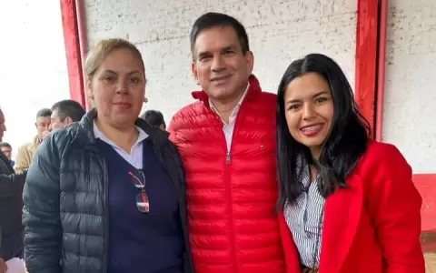 Funcionarias del MUVH, en horario laboral para entregar afiliaciones.