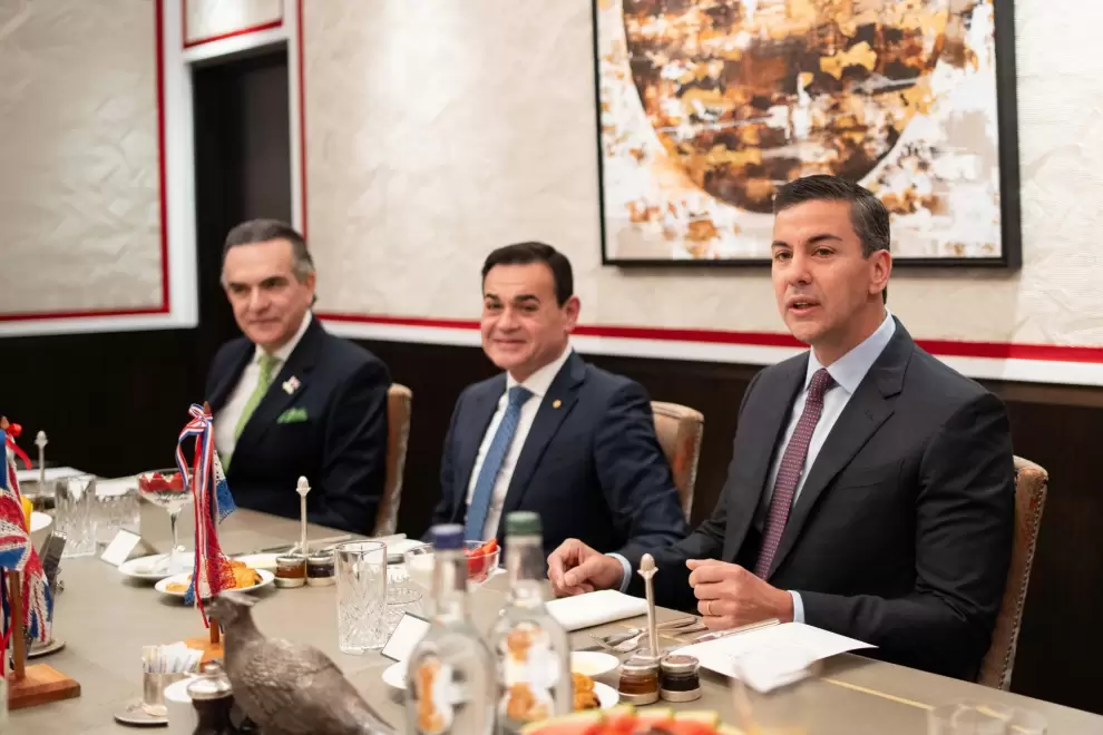 Autoridades del gobierno con Pe�a en Londres.