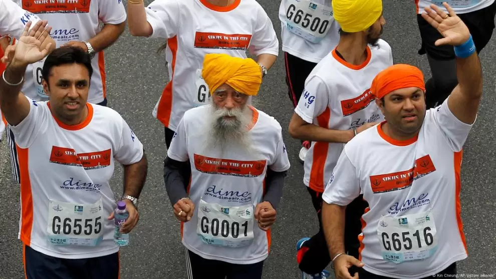Marat�n de Hong Kong, en 2013: Fauja Singh (centro), de entonces 101 a�os, en la carrera de 10 kil�metros.