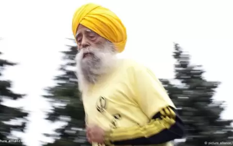 Singh, originario de Beas Pind, en Jalendhar, India, se radic� en Londres, Inglaterra, y estableci� r�cords mundiales en varias distancias.