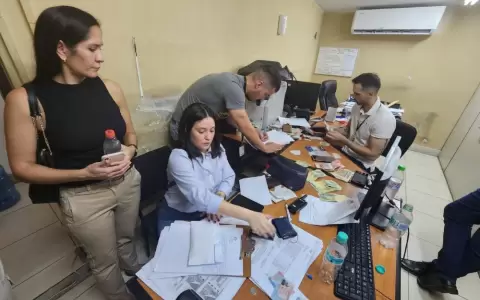 Fiscal�a allana oficina de la DNIT.