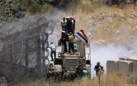 Tropas israel�es usan gases lacrim�genos para dispersar a sirios drusos que intentan cruzar hacia los Altos del Gol�n anexados por Israel.
