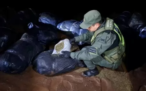 Marihuana decomisada por Gendarmer�a argentina. Los delincuentes huyeron hacia Paraguay.