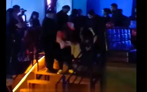 Momento en que la mujer es lesionada en la escalera de la discoteca.