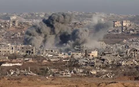 Desde la frontera de Israel con la Franja de Gaza, se observan columnas de humo.