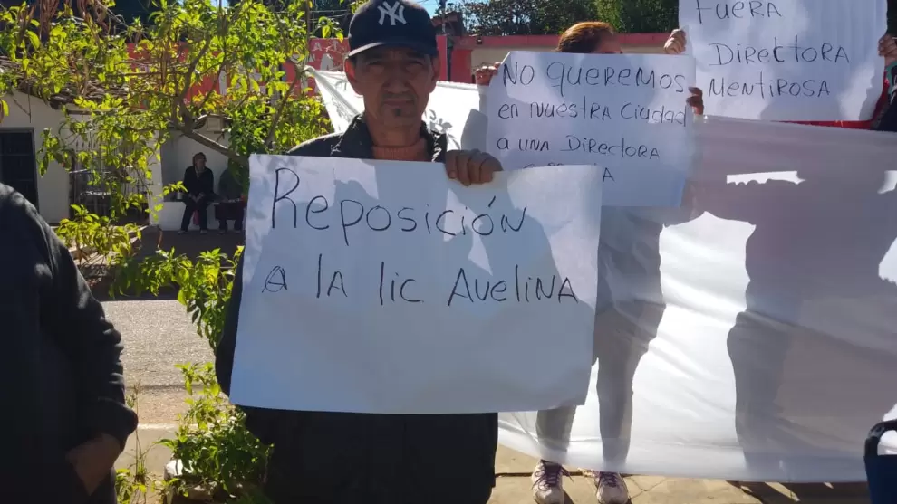 Manifestantes exigen la restituci�n de la Lic. Avelina Garc�a. Foto: Gentileza.