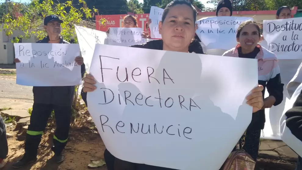 Denuncian supuestas irregularidades en la administraci�n de Cinthia R�os y exigen su renuncia. Foto: Gentileza.