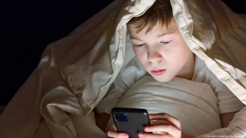 En especial los niños y adolescentes están en peligro por la dependencia de sus teléfonos inteligentes, pero esta puede afectarnos a cualquier edad.