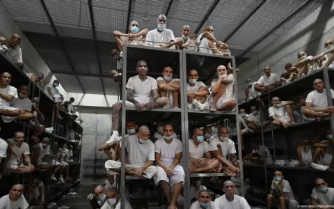 Prisioneros, entre ellos, supuestos miembros de pandillas, en la c�rcel de m�xima seguridad CECOT, en El Salvador.