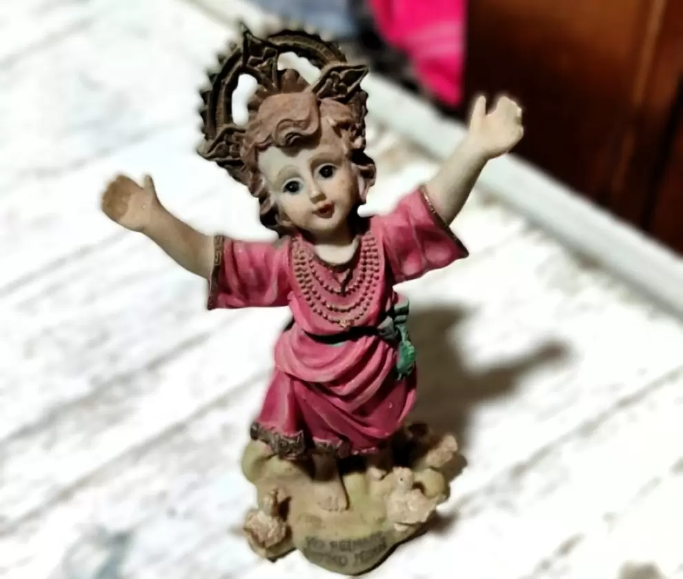 Imagen del Divino Ni�o Jes�s al que reza una familia de Macharety, departamento de Boquer�n.