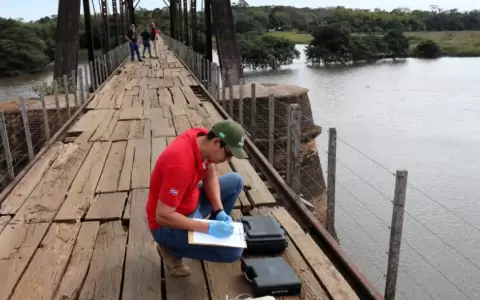 T�cnicos del Mades sobre el r�o Pirap�.