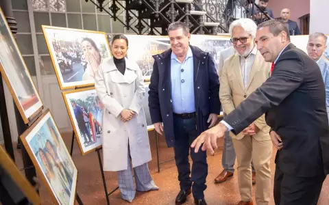 Horacio Cartes en el Cabildo, exposici�n de im�genes de la visita del Papa Francisco.