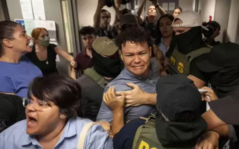 Agentes federales detienen a Carlos Javier L�pez Ben�tez, en medio de un confuso operativo en Nueva York.