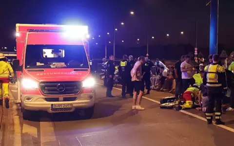 Socorristas tratan a personas heridas despu�s de que explotaran fuegos artificiales en el parque de atracciones del Rin en D�sseldorf, Alemania.