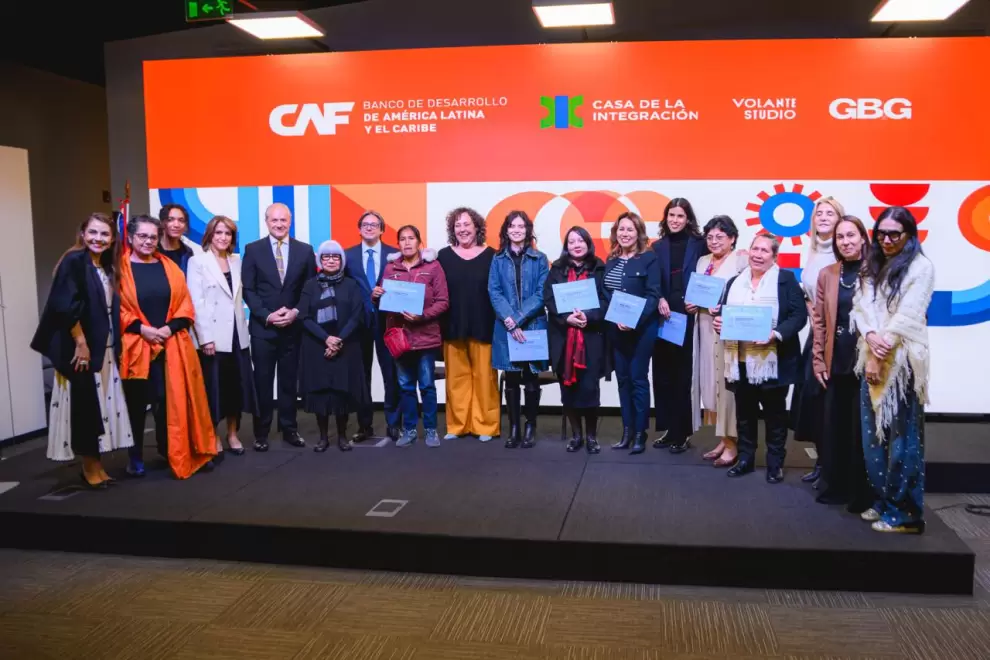 Cierre de ceremonias. Las artistas premiadas y distinguidas con menci�n, integrantes del jurado y directivas y directivos de CAF