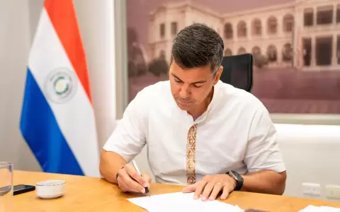 Santiago Pe�a firmando decreto.