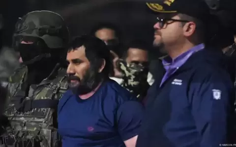 "Fito" es custodiado por el ministro del Interior de Ecuador, y personal militar a su llegada a la base a�rea de Guayaquil.