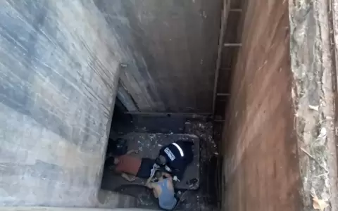 El ciudadano fue rescatado por bomberos.