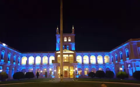 El Palacio de Gobierno iluminado de azul.