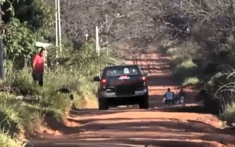 La calle de Ypan� que, por su importancia, deber�a ser mantenida por las autoridades, y ni siquiera tiene nombre.