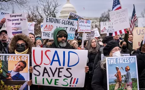 Protesta en Washington contra el retiro de fondos a la agencia de ayuda humanitaria internacional USAID.