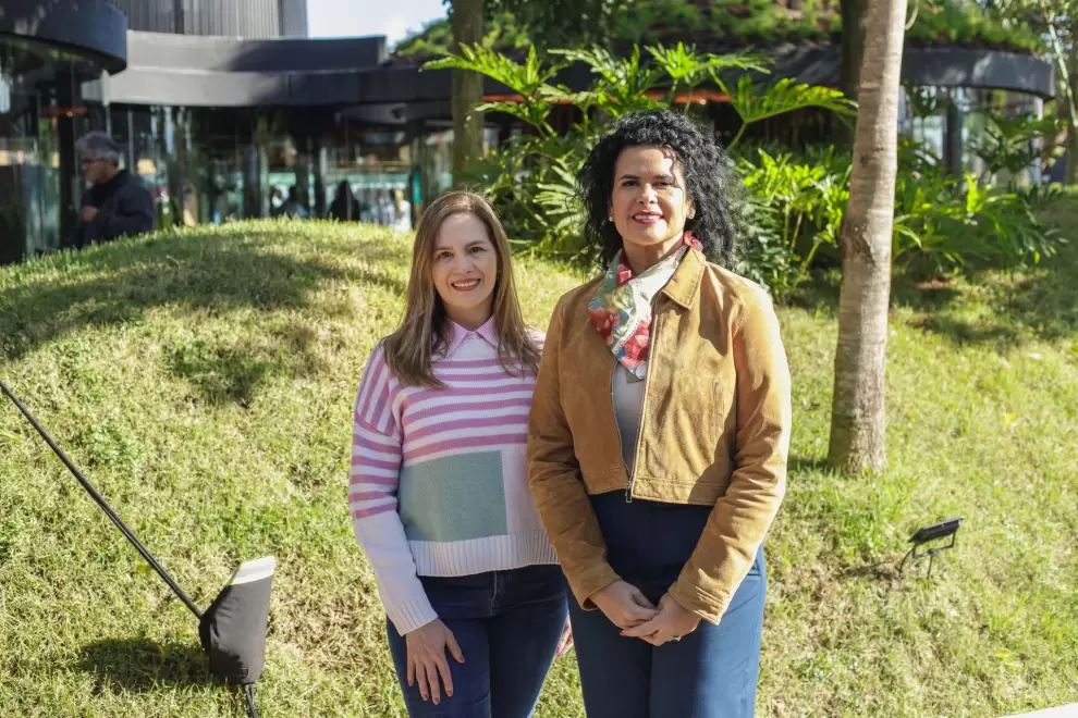 Tatiana Gonz�lez junto a Silvia Bracho, directora de Experiencia en ueno Bank.  Foto: Gentileza