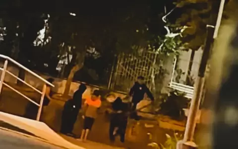 Momento en que el sujeto propina a la mujer una patada desde la altura.