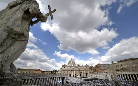 Miles de personas en la misa de inicio depontificado_ del papa Le�n XIV en la Plaza de San Pedro.