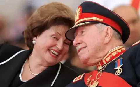 El dictador chileno Augusto Pinochet junto a su esposa y exprimera dama chilena Luc�a Hiriart.
