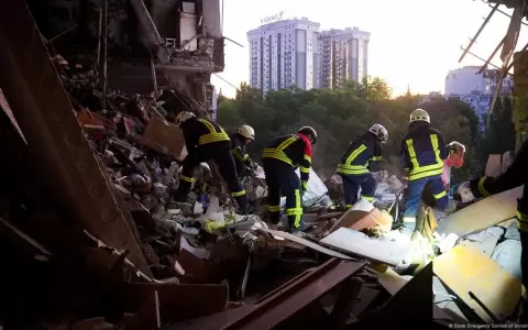 Intentos de rescate en un edificio residencial da�ado en Odesa.