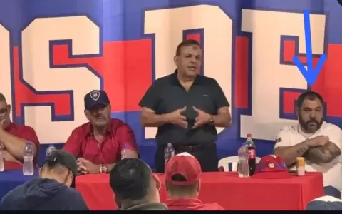 El hombre detenido es el de la flecha azul.
