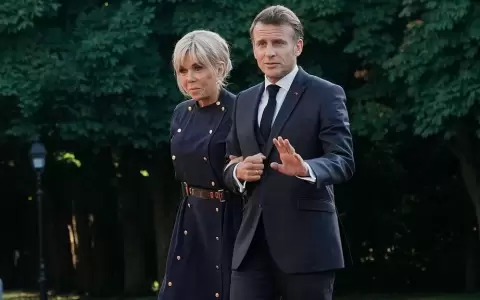 Emmanuel Macron y su esposa Brigitte llegan antes de una cena oficial en el Palacio Huis ten Bosch, en Holanda, el 24 de junio de 2025. -